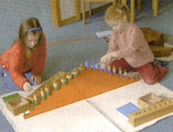 Schüler bei der Arbeit mit Montessori-Material